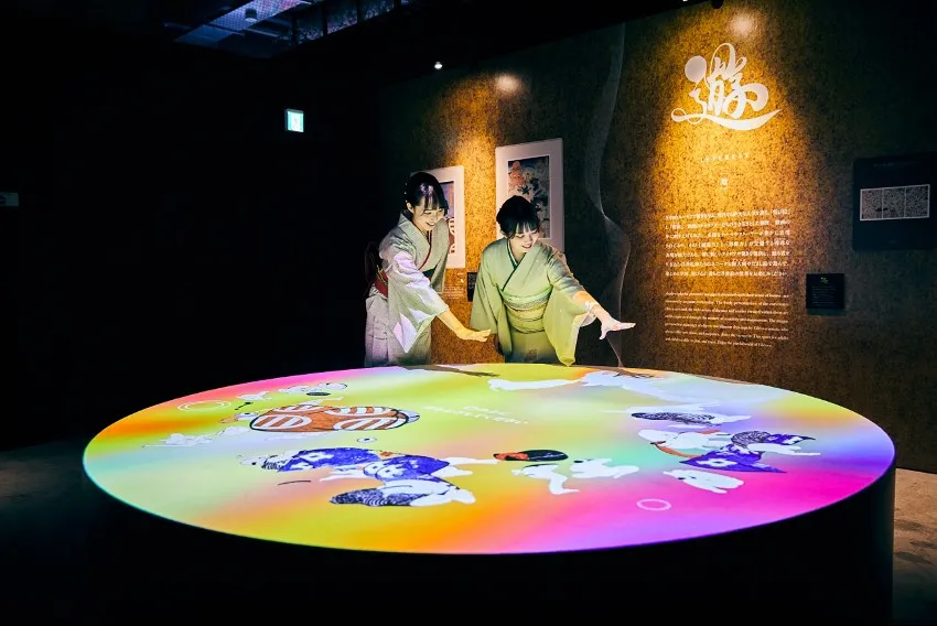 original 주식회사 히토하타가 프로듀스하는 ‘움직이는 우키요에전 FUKUOKA’가 2025년 6월 28일(토)부터 8월 17일(일)까지 JR 규슈홀 (JR 하카타시티 9층) (후쿠오카현 후쿠오카시)에서 개최됩니다. (주최: 움직이는 우키요에전 FUKUOKA 실행위원회)